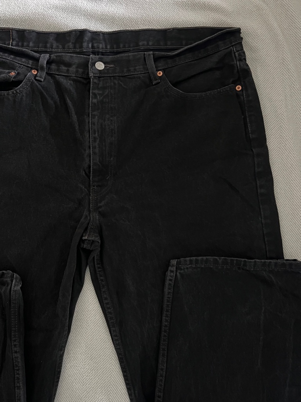 Levi's Black Denim 550 Relaxed Fit Jeans - Picture 3 of 4